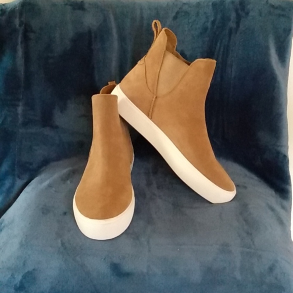 UGG WOMEN'S MAUNA CHESTNUT SUEDE BOOTIE